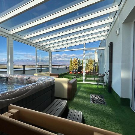 Tatra Billetee Apartman S Luxusnym Vyhladom Na Vysoketatry A Sukromnym Wellness Poprad Bagian luar foto